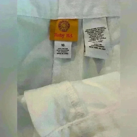 Like New- Ruby Rd. Light White Stretch Denim Jeans Size 16 - Picture 3 of 4